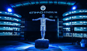 City of Manchester Stadium - Statue de Vincent Kompany