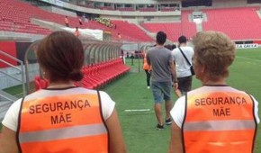 Des mamans pour surveiller les hooligans au Brésil