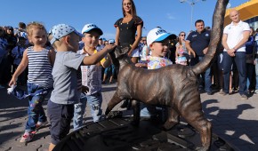 Fetissov Arena - Statue du chat en bronze avec les enfants