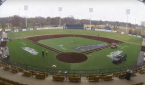 Vidéo de l'installation d'AstroTurf dans un ballpark