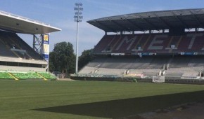 La nouvelle pelouse du stade Saint-Symphorien posée