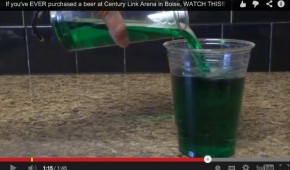 Les fans de hockey du CenturyLink Arena et leur bière