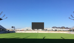 Lynn Family Stadium - Installation écran géant