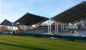 Stade du Hameau - Pose de toits sur la tribune Ossau - copyright Section paloise